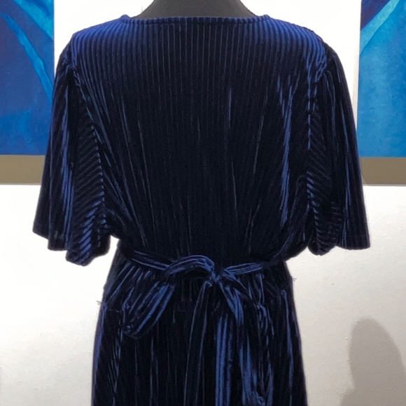 Navy blue O/S plus size Velour dress - Picture 3 of 12